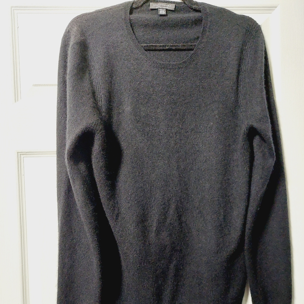 Saks Fifth Avenue Black Cashmere Crewneck Sweater with Classic Fit
